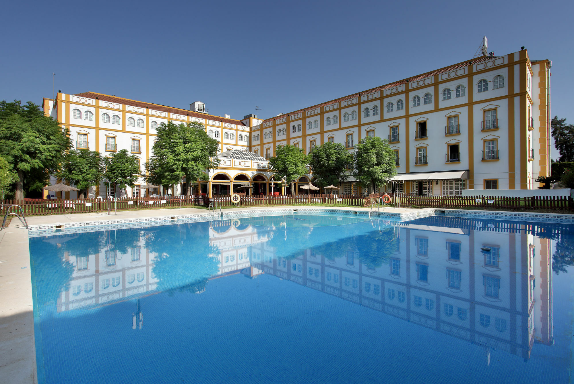 Exe Gran Hotel Solucar Sanlúcar la Mayor Exterior foto